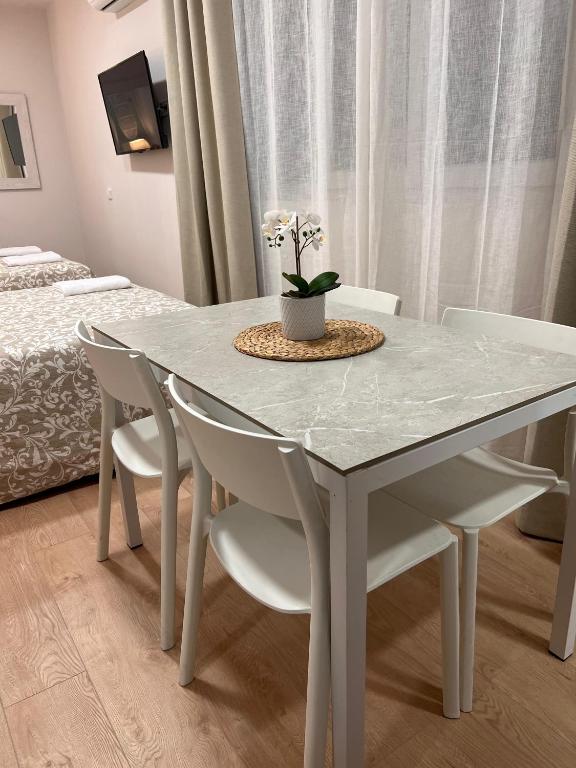 Postel nebo postele na pokoji v ubytování Room Gran Vía Apartments