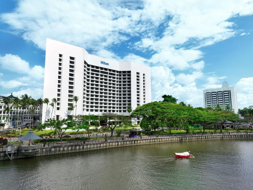 Výhled na řeku, která protéká v blízkosti hotelu