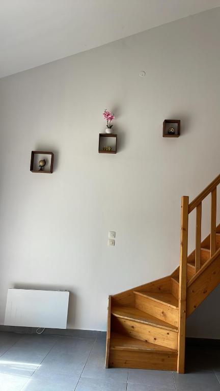 Cette chambre est dotée d'un escalier et d'un mur blanc. dans l'établissement Chez nous !, à Luméville-en-Ornois