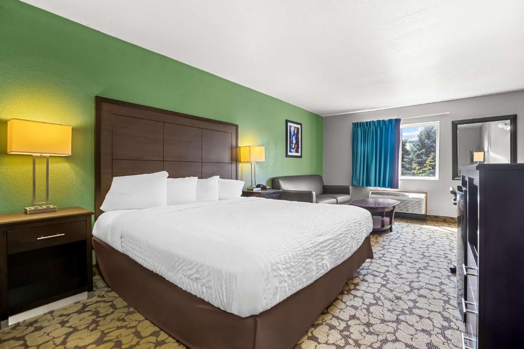 Postel nebo postele na pokoji v ubytování SureStay Plus Hotel by Best Western Bettendorf