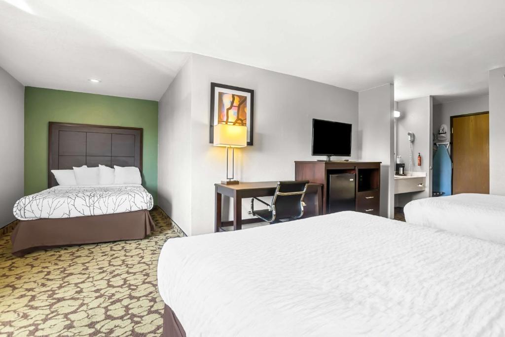 Postel nebo postele na pokoji v ubytování SureStay Plus Hotel by Best Western Bettendorf