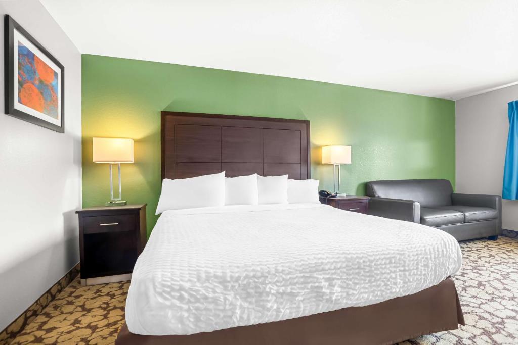Postel nebo postele na pokoji v ubytování SureStay Plus Hotel by Best Western Bettendorf