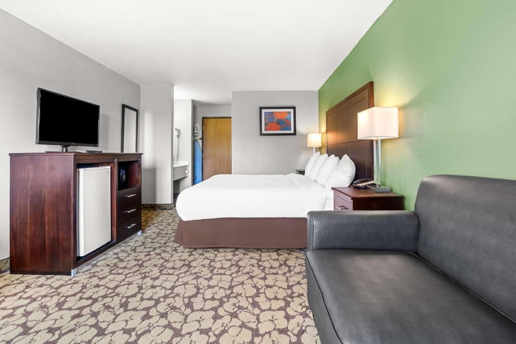 TV a/nebo společenská místnost v ubytování SureStay Plus Hotel by Best Western Bettendorf
