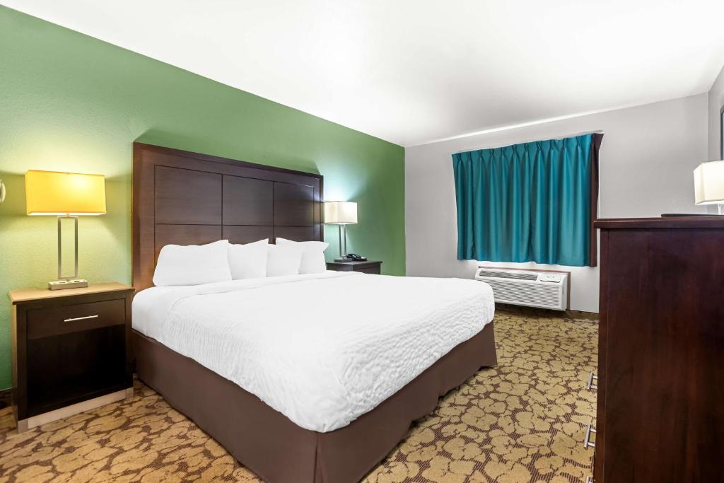 Postel nebo postele na pokoji v ubytování SureStay Plus Hotel by Best Western Bettendorf