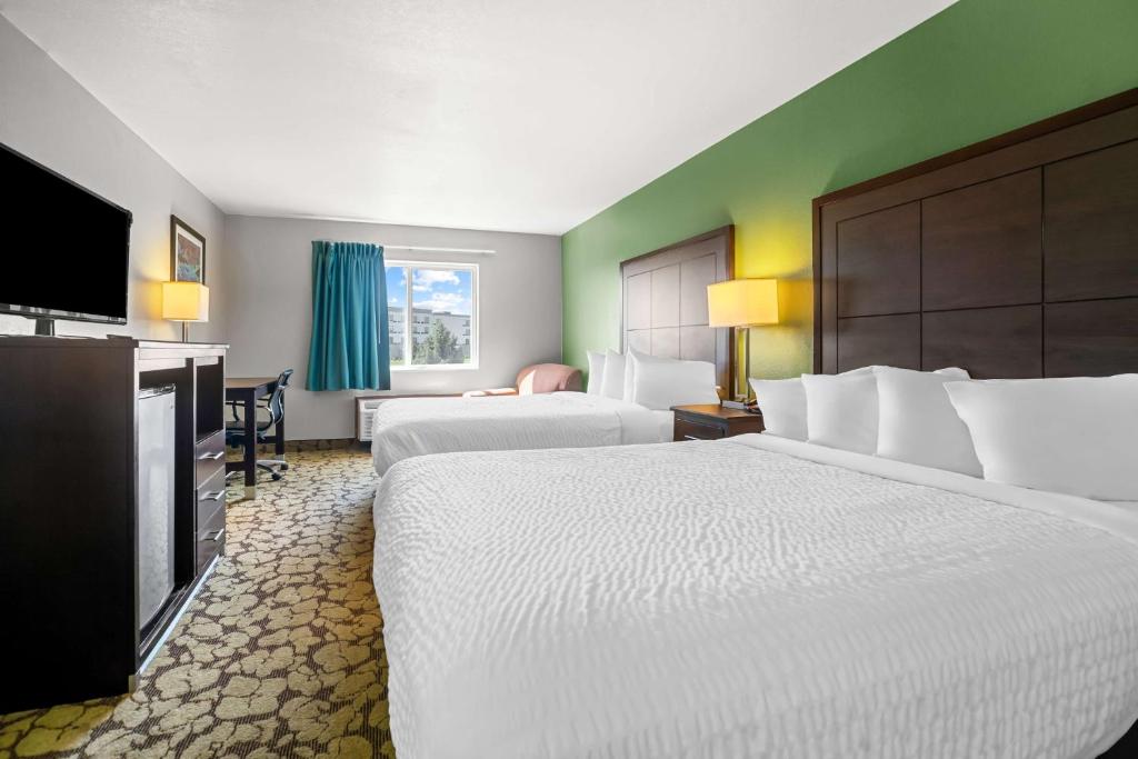 Postel nebo postele na pokoji v ubytování SureStay Plus Hotel by Best Western Bettendorf