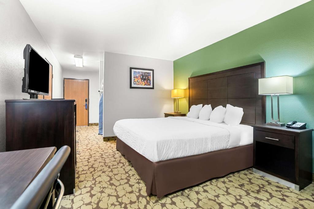 TV a/nebo společenská místnost v ubytování SureStay Plus Hotel by Best Western Bettendorf