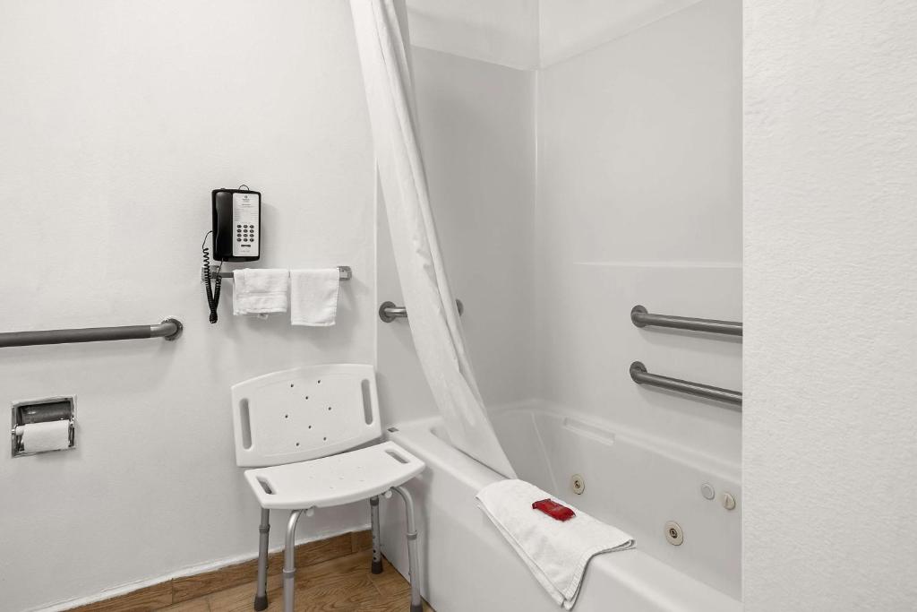 Koupelna v ubytování SureStay Plus Hotel by Best Western Bettendorf