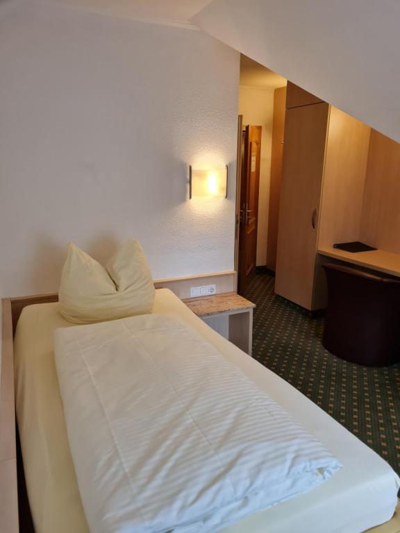 Postel nebo postele na pokoji v ubytování Hotel Stolberg