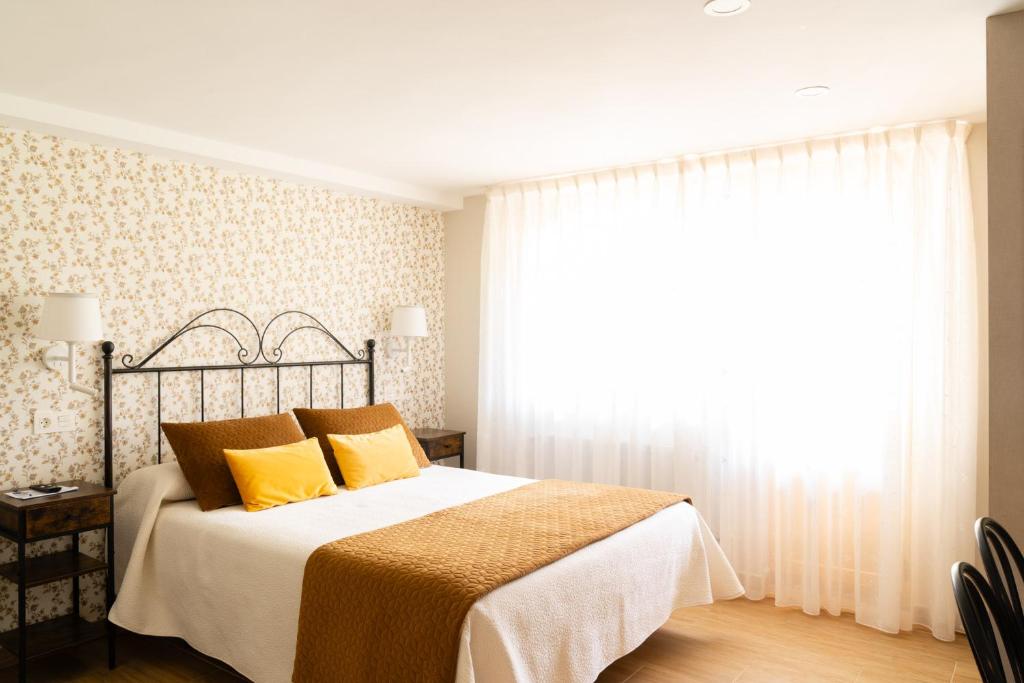 A bed or beds in a room at Hotel el Pinar