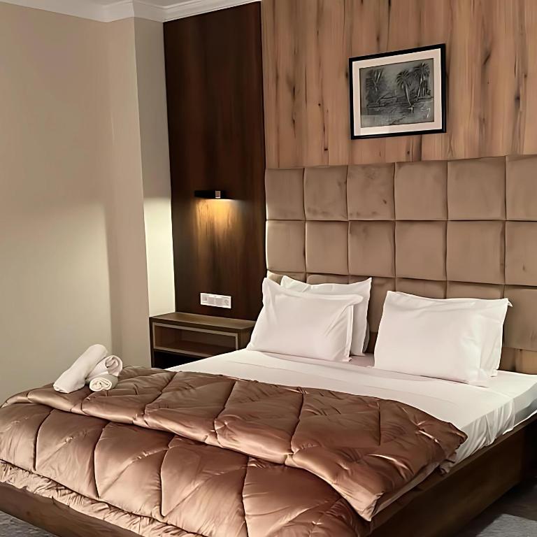 1 dormitorio con 1 cama grande y cabecero en Hotel MEDINA, en Orán