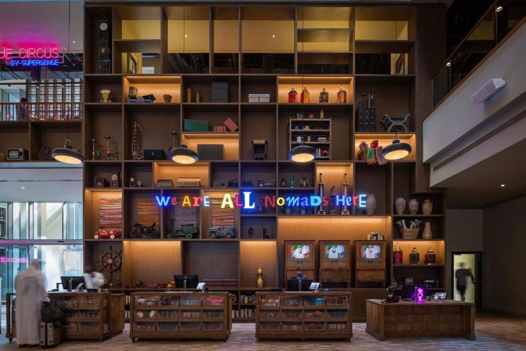 Een zitgedeelte bij 25hours Hotel Dubai One Central