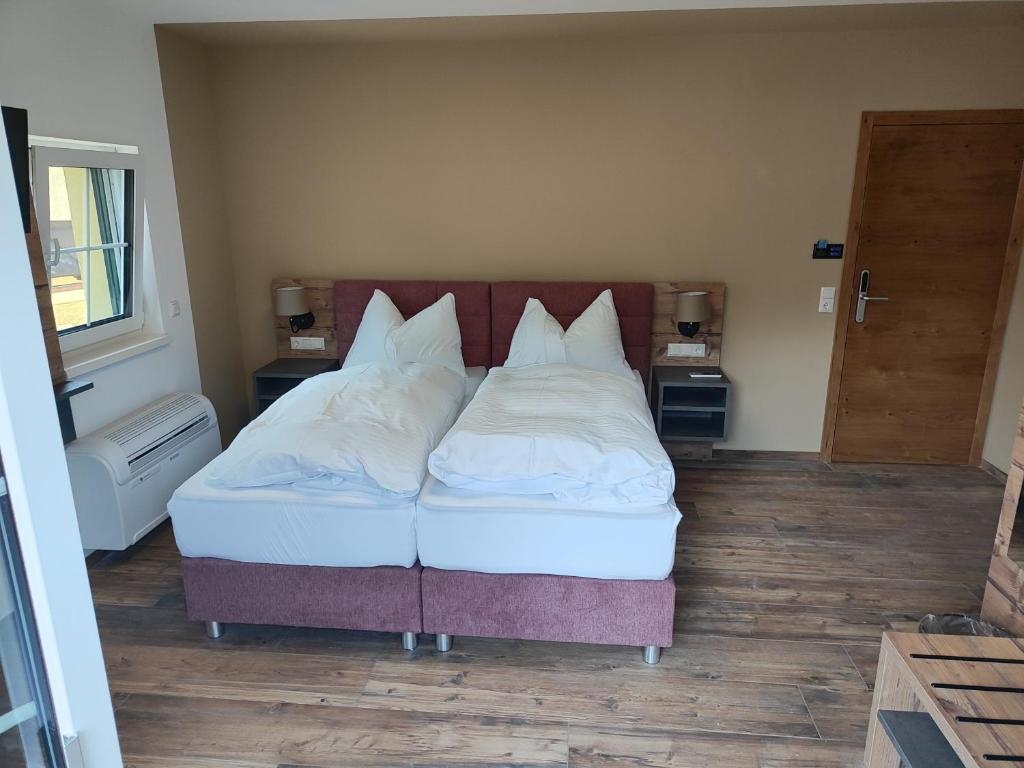 Postel nebo postele na pokoji v ubytování Hotel-Bad Goisern