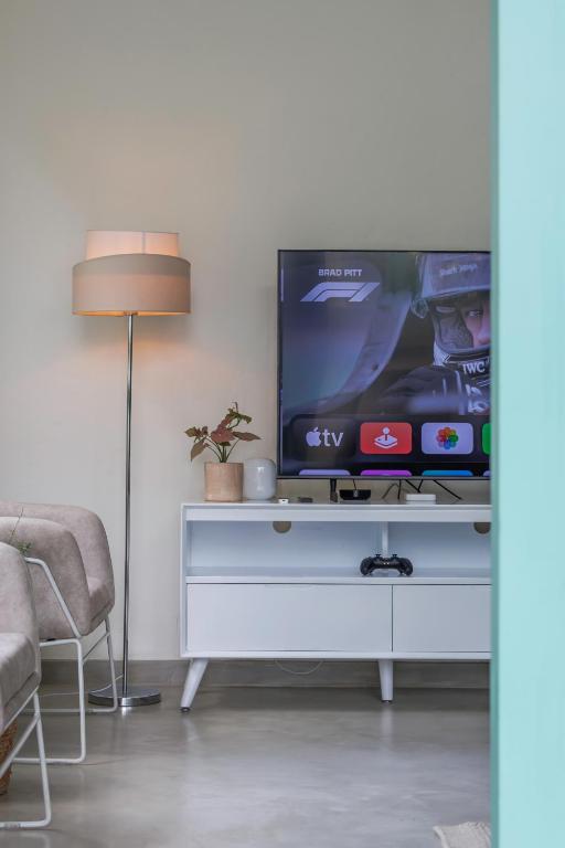 TV a/nebo společenská místnost v ubytování Nomad Nest
