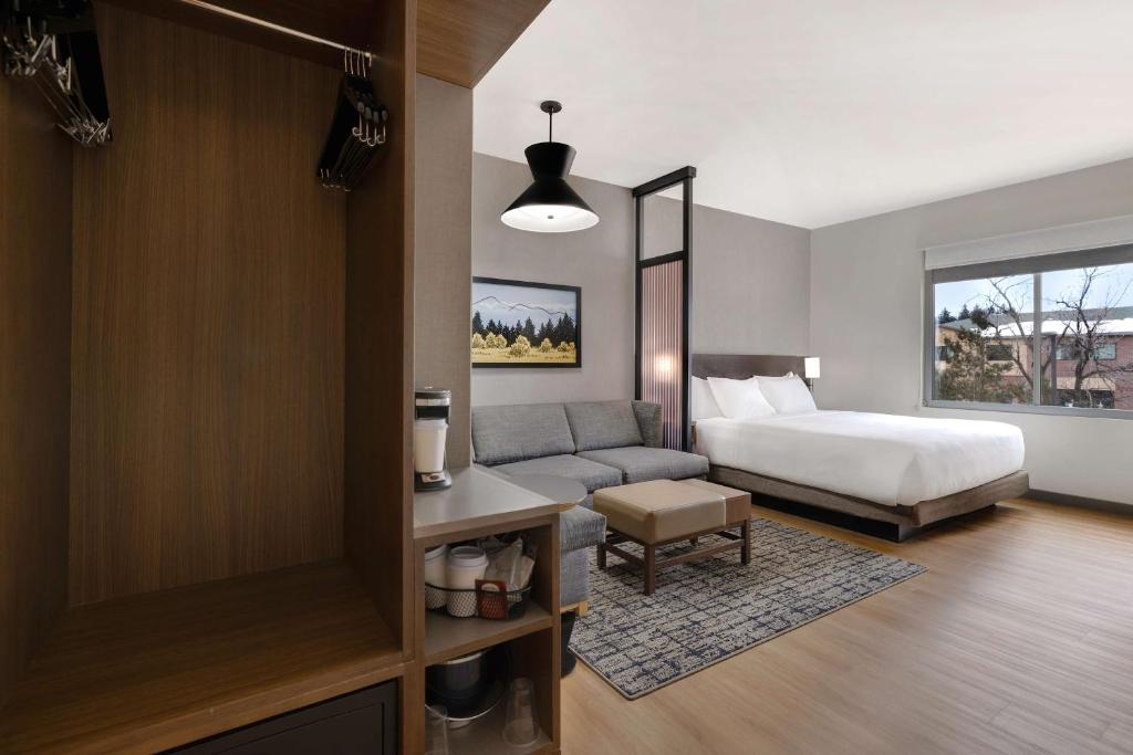 Postel nebo postele na pokoji v ubytování Hyatt Place Flagstaff