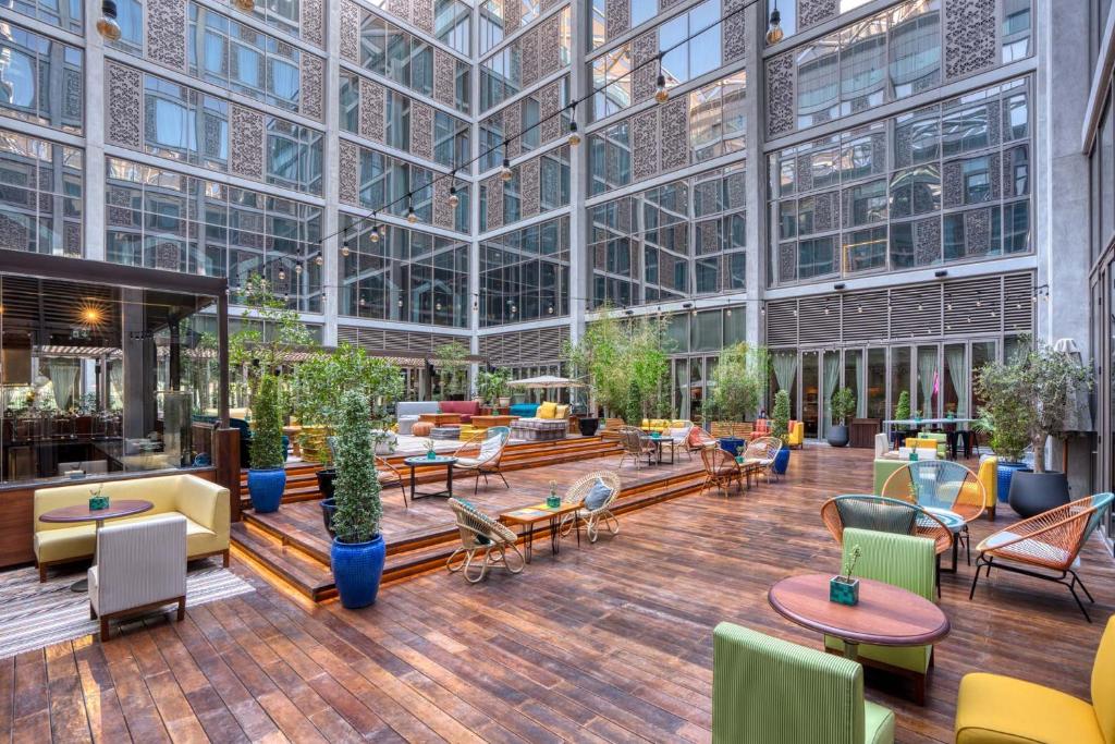 Een zitgedeelte bij 25hours Hotel Dubai One Central