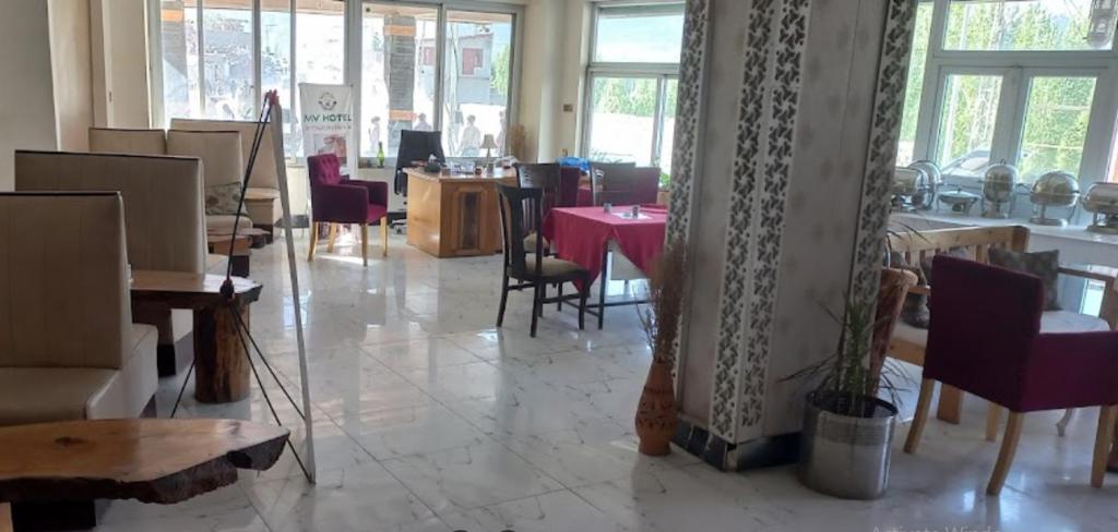Mount View Hotel Skardu餐厅或其他用餐的地方