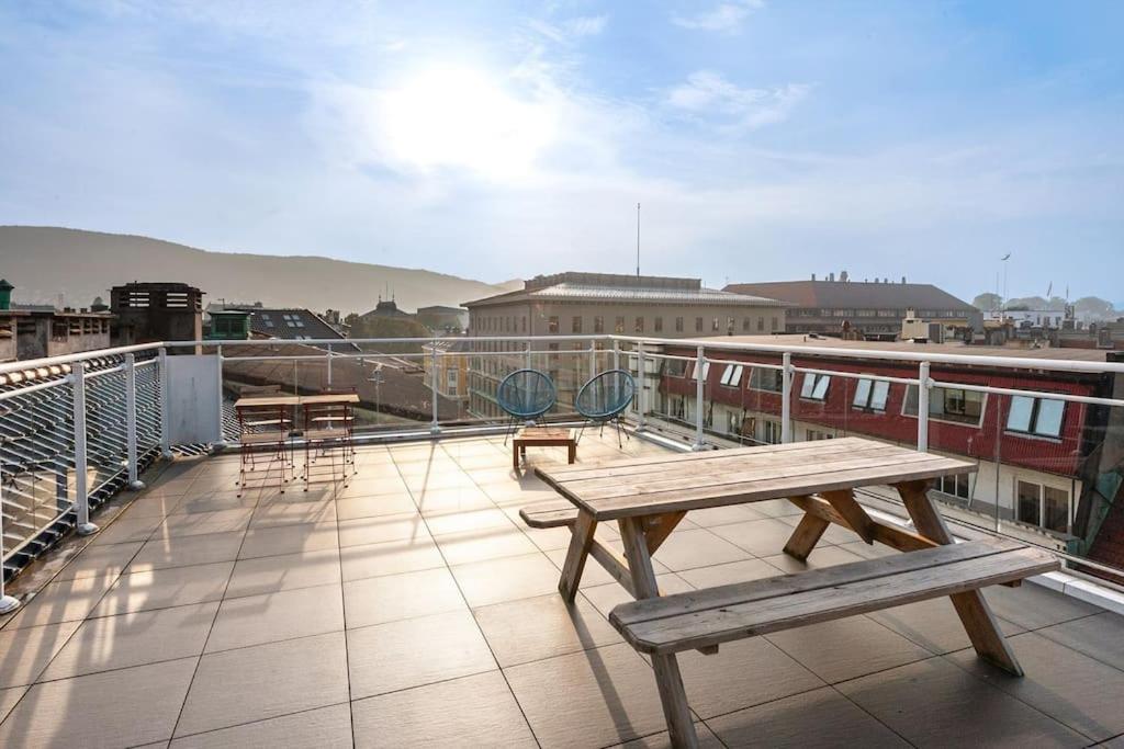 balcone con tavolo da picnic e sedie sul tetto di Flat in Bergen house with outstanding roof terrace a Bergen