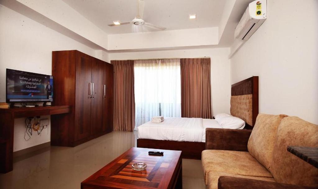 Μια τηλεόραση ή/και κέντρο ψυχαγωγίας στο A1 Apartments at Ocean Breeze Residency