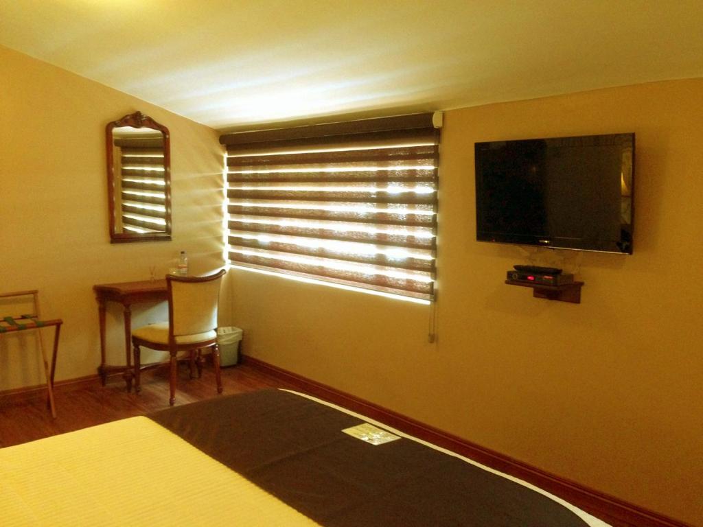 TV a/nebo společenská místnost v ubytování Villa Emilia Hostal