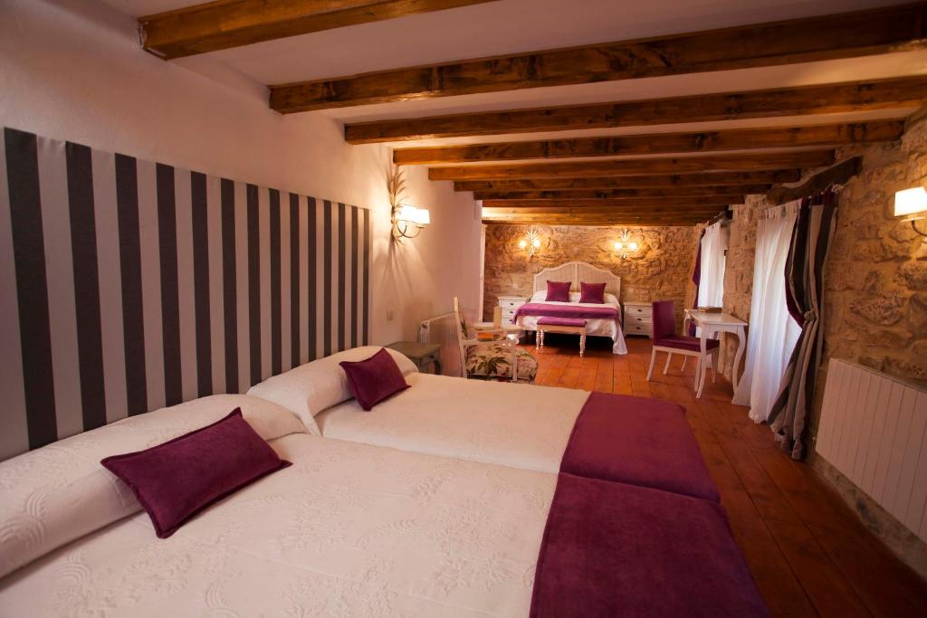 Posteľ alebo postele v izbe v ubytovaní Hotel Rural La Torre de Bisjueces