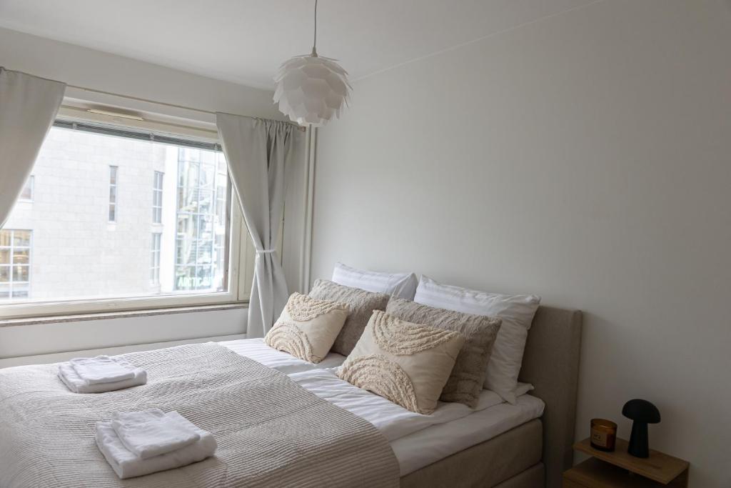 Postel nebo postele na pokoji v ubytování Aurora Central Suite IV By BookLapland