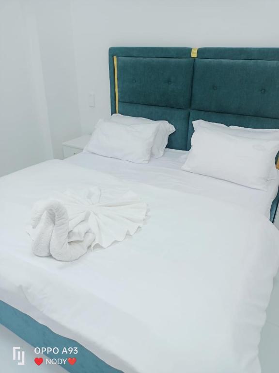 Postel nebo postele na pokoji v ubytování ANTIKA HOTEL / انتيكا للشقق الفندقيه