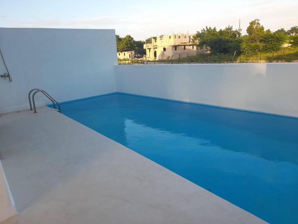 una grande piscina con acqua blu in una stanza di Tropical Villa Escape in Sosua a Sosúa