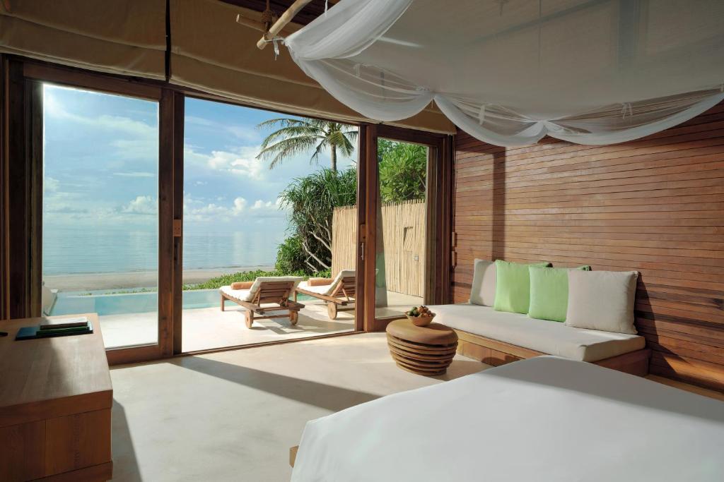ein Schlafzimmer mit Bett und Blick auf das Meer in der Unterkunft Six Senses Con Dao - Turtle Island Paradise in Con Dao