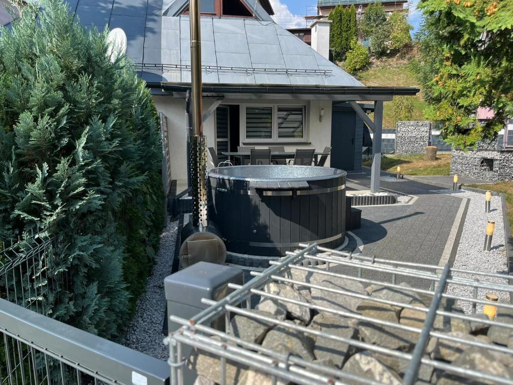 una casa con vasca idromassaggio nel cortile di Baliowy Żar nad jeziorem w Międzybrodziu a Miedzybrodzie Żywieckie