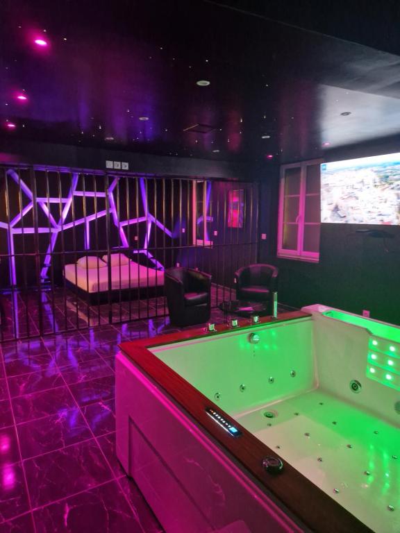 Suite Coquine avec jacuzzi YaoSpa60 - Appartement Met één Slaapkamer