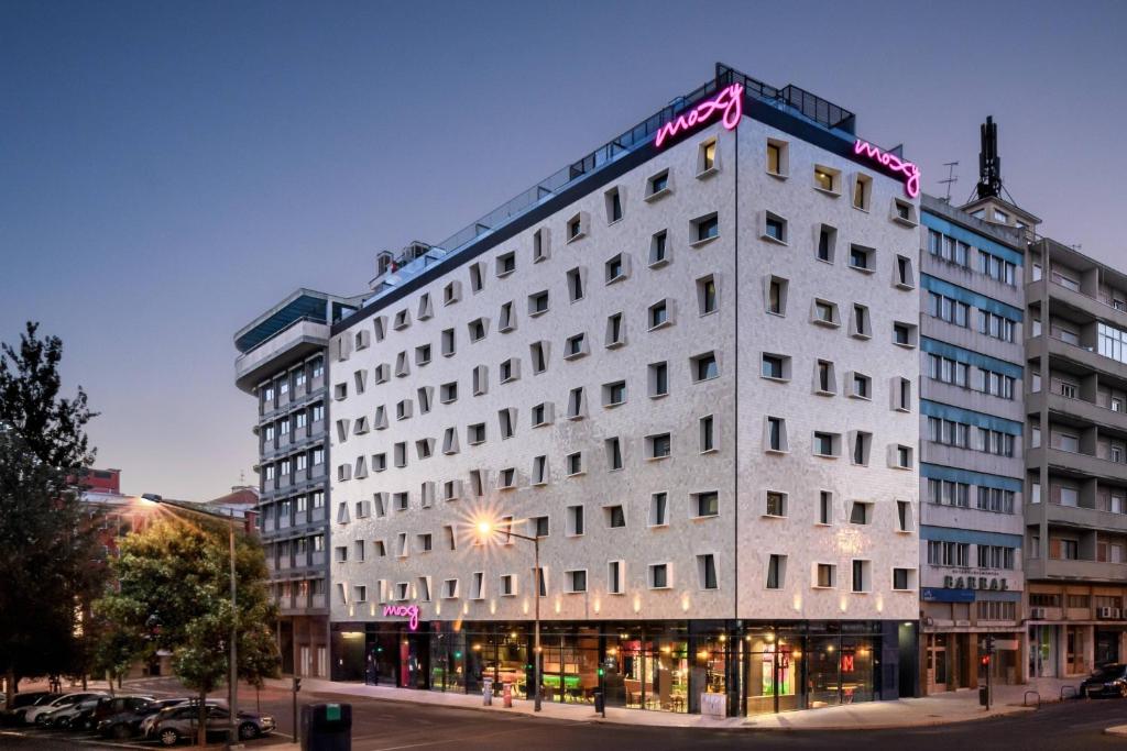 Moxy Lisbon City - Resim 5