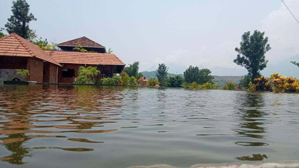 una casa en medio de un cuerpo de agua en Oxy Valley Resorts, en Agali