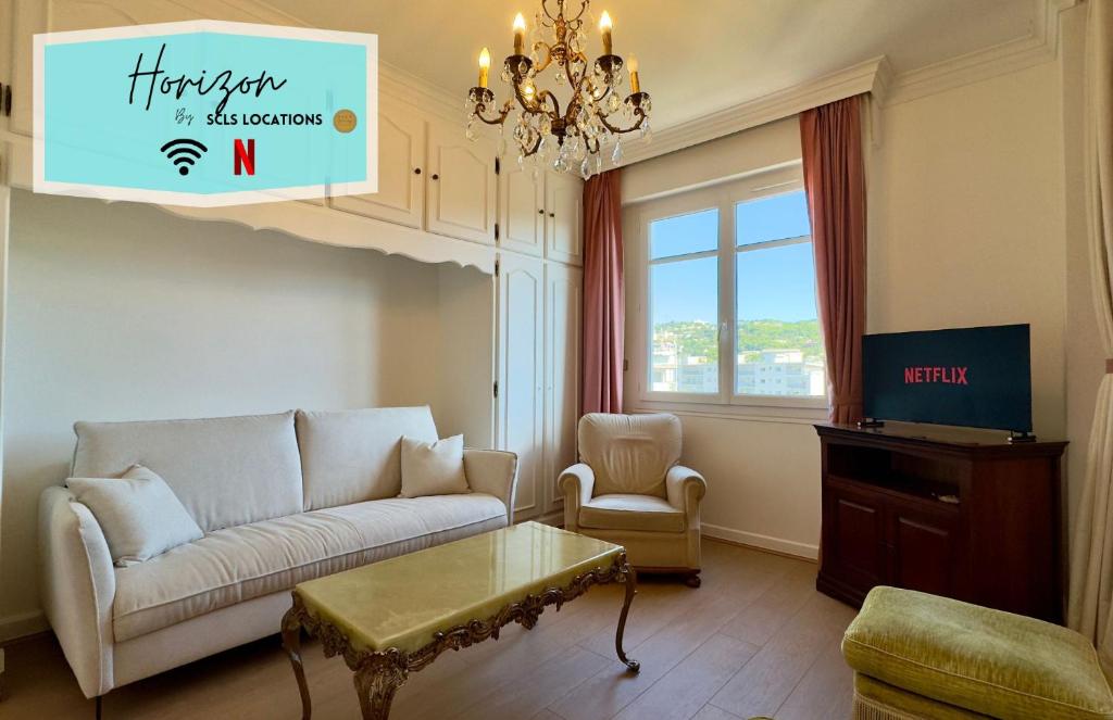 un salon avec un canapé et une télévision dans l'établissement Horizon By SCLS Locations, à Cannes