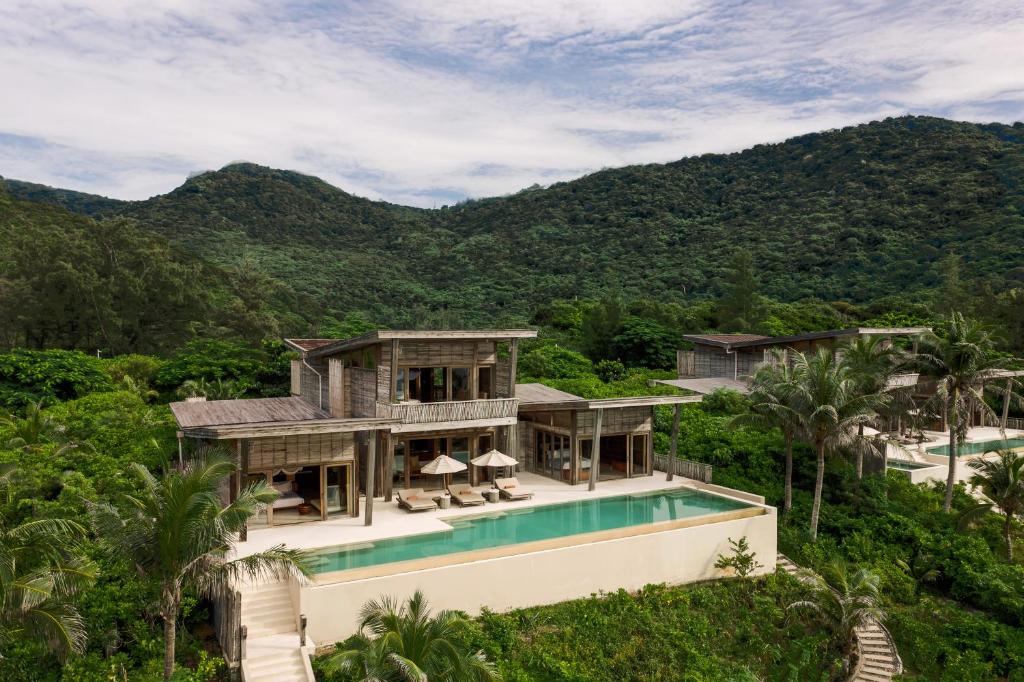 einen Luftblick auf eine Villa mit einem Pool in der Unterkunft Six Senses Con Dao - Turtle Island Paradise in Con Dao