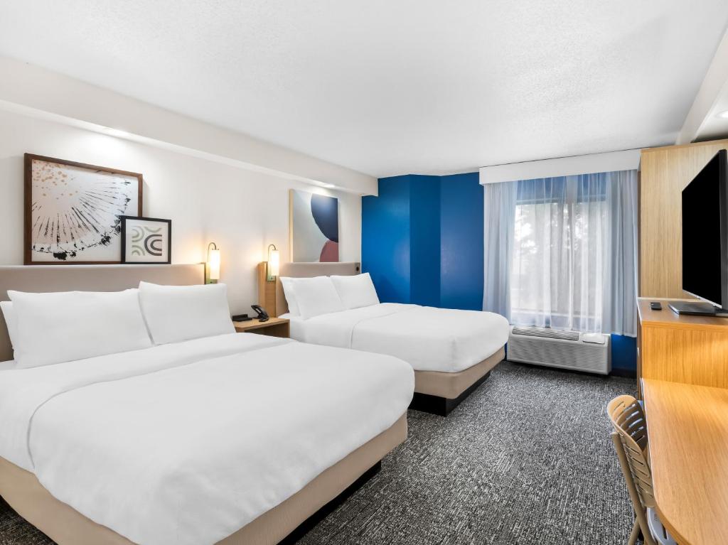 Spark by Hilton Augusta - Queen Room Met Twee Queensize Bedden