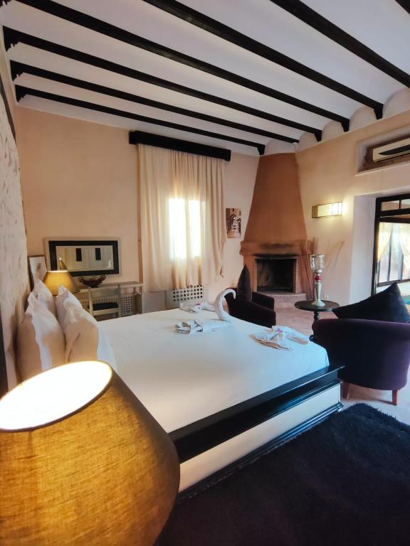 Postel nebo postele na pokoji v ubytování Riad shéhérazade Marrakech