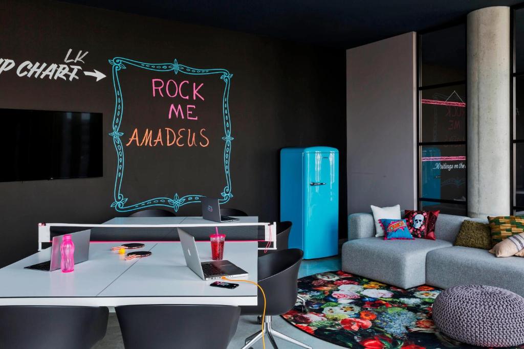 Posezení v ubytování MOXY Vienna Airport
