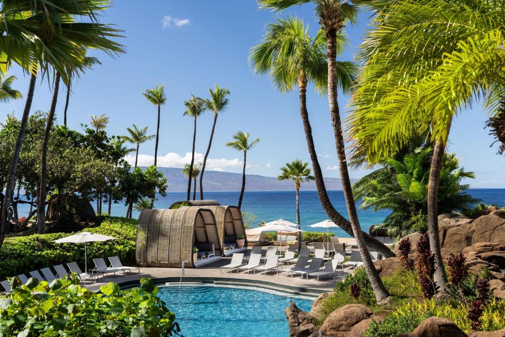 ラハイナにあるThe Westin Maui Resort & Spa, Ka'anapaliのヤシの木と海を望むプール