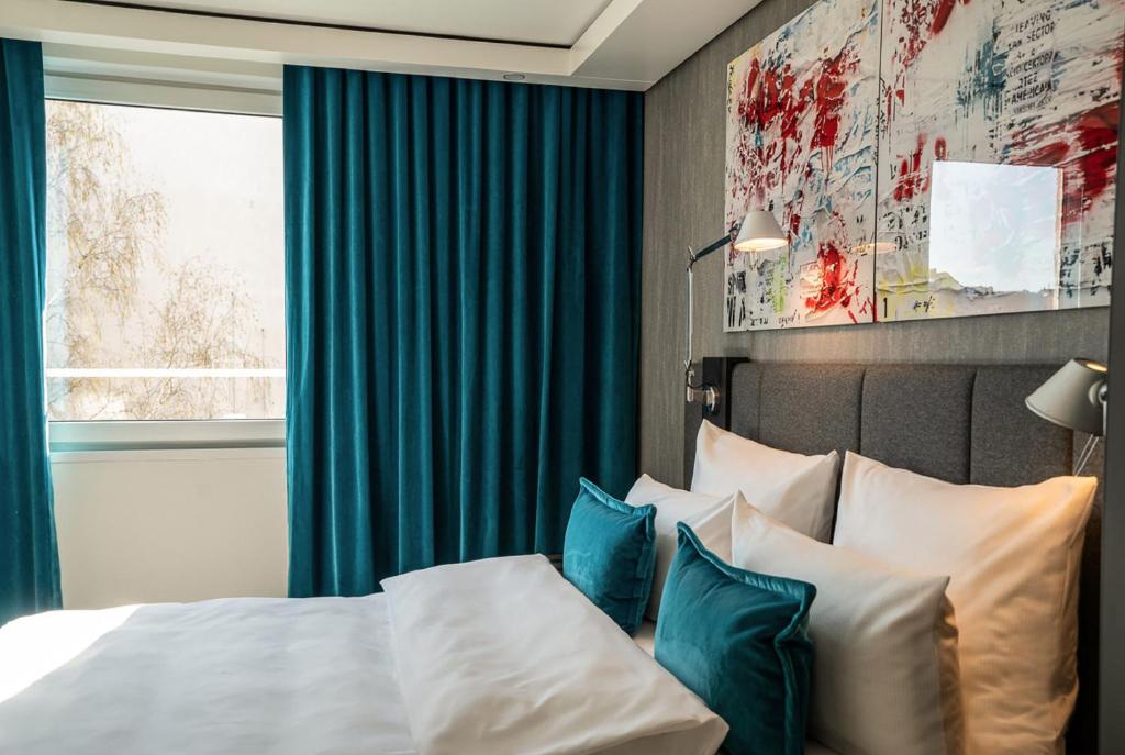 Motel One Berlin Mitte - Resim 7