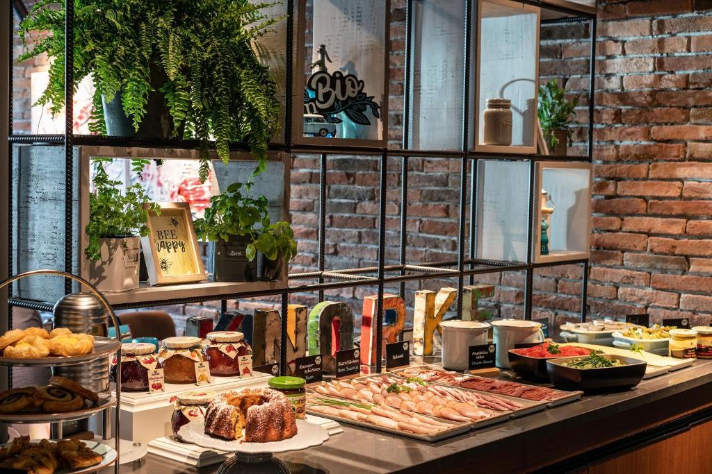 Motel One Berlin Mitte - Resim 4