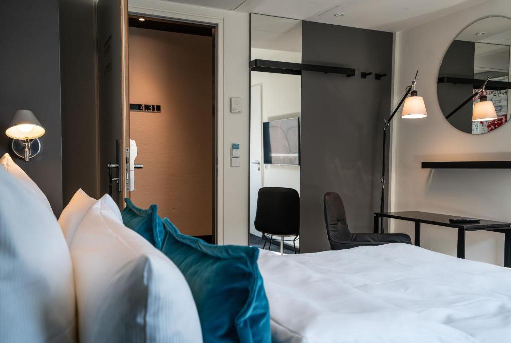 Motel One Berlin Mitte - Resim 40