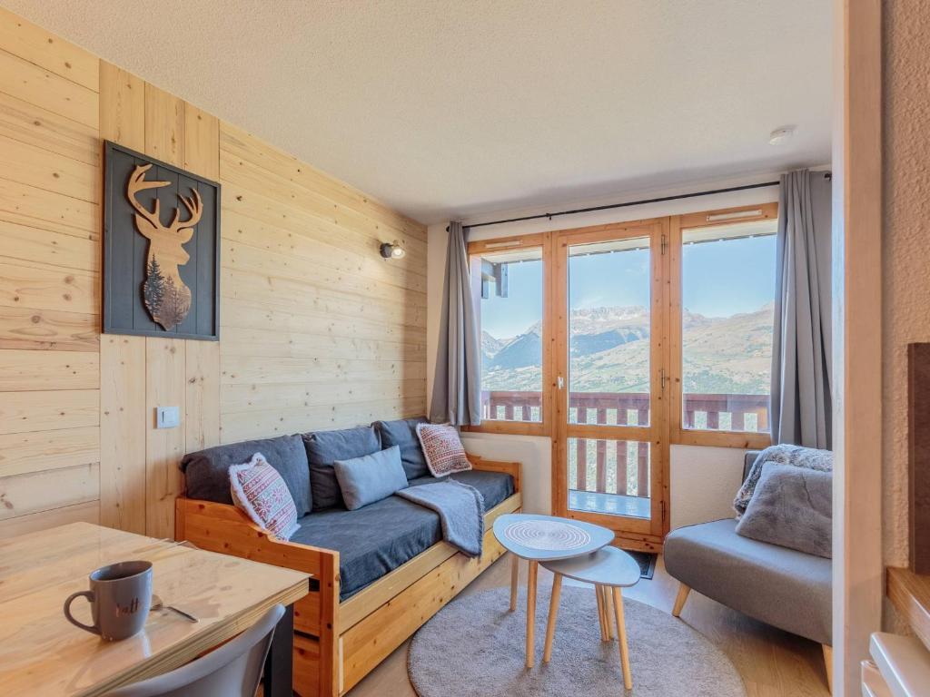 un salon avec un canapé et une table dans l'établissement Appartement cosy 4 pers, balcon Mont Blanc, à 100m des pistes - FR-1-353-108, à La Plagne Tarentaise