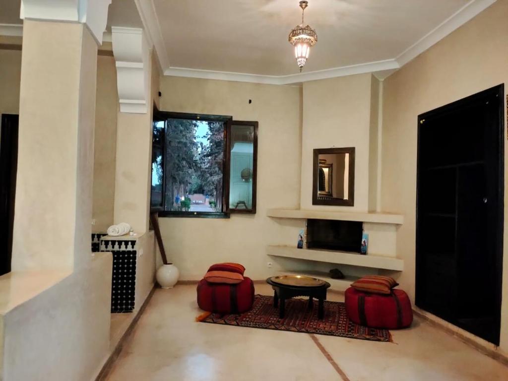 TV a/nebo společenská místnost v ubytování Riad shéhérazade Marrakech