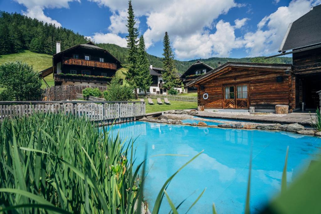 Bazén v ubytování Slow Travel Resort Kirchleitn nebo v jeho okolí