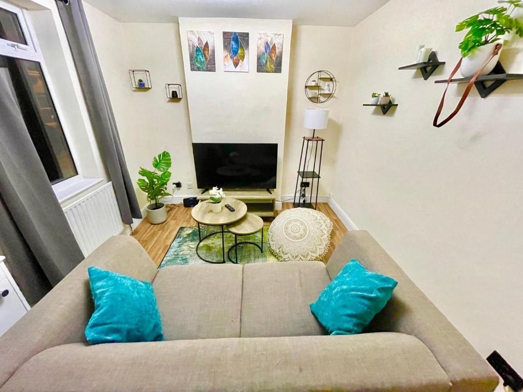 una sala de estar con un sofá y una mesa en Chatham Home - Sleeps 6 - Close to Station - Wifi, en Chatham