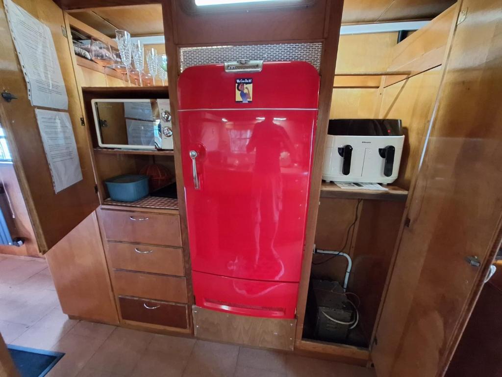 洛斯特威希尔Airstream style caravan with optional hot tub的相册照片