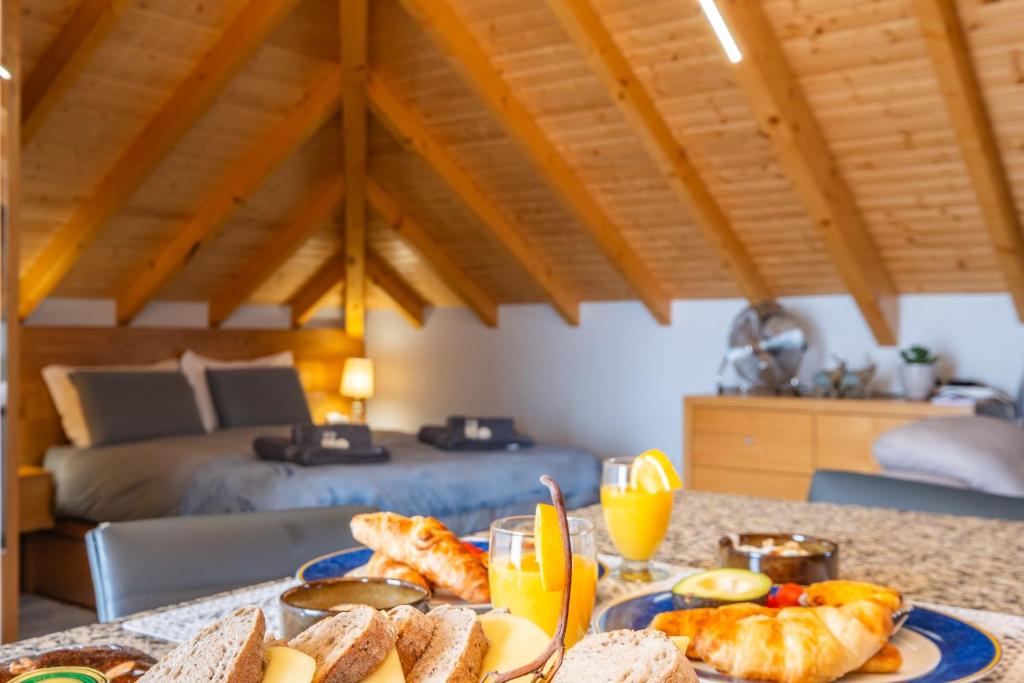 Una mesa con un plato de pan y una cama en Salsa Country House I, en Porto Moniz