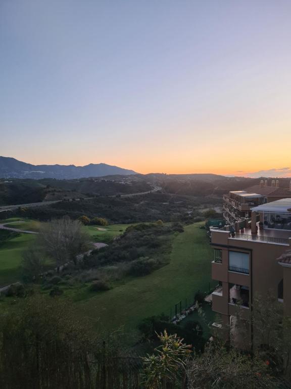 a view of a golf course from a building at Solo Habitacion Doble en Apartamento A COMPARTIR! in Málaga