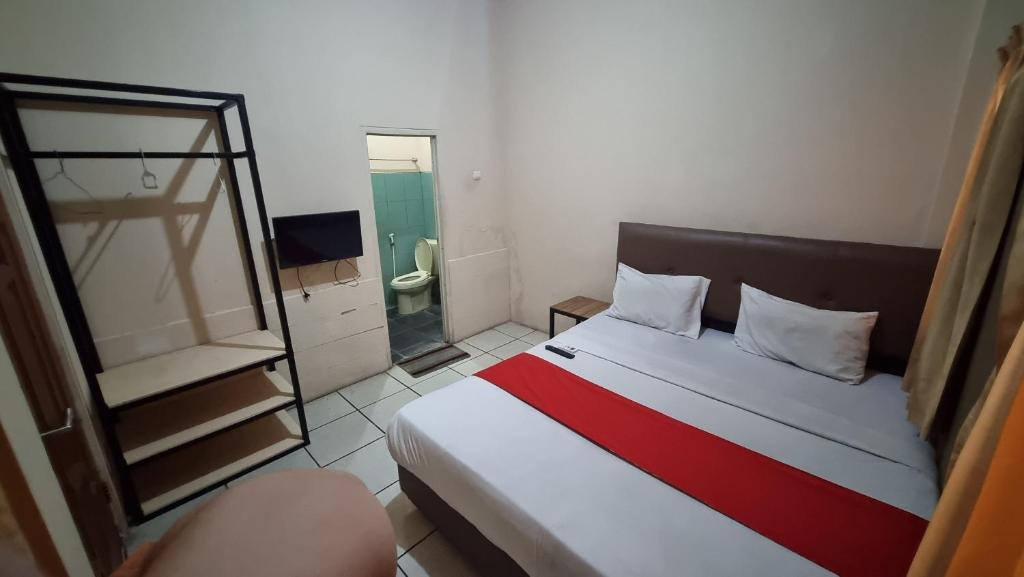 Postel nebo postele na pokoji v ubytování Wisma Alamanda