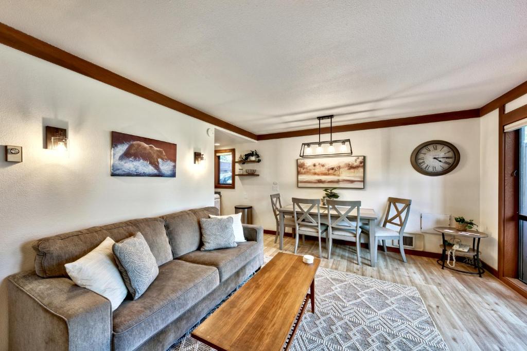 Posezení v ubytování TML 04 - Beautiful 1 BR Condo in Tahoe City